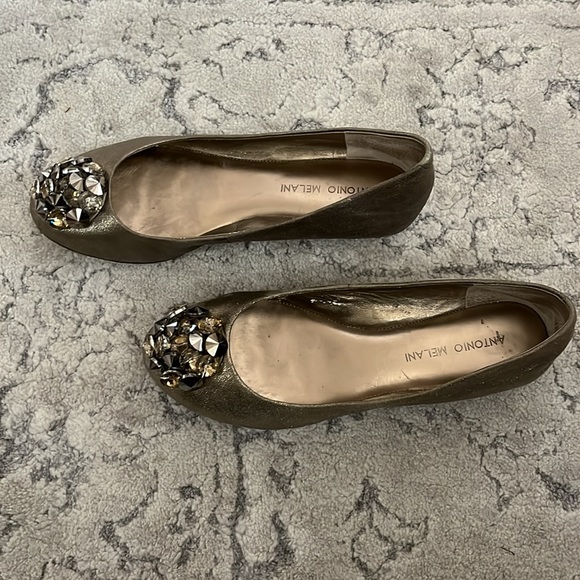 Antonio Melanie gold flats with round jeweled detail Size 7.5M - Picture 8 of 17